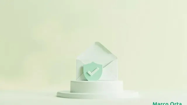 Escudo protegiendo un sobre de correo con los protocolos SPF, DKIM, DMARC y SSL sobre un dominio web